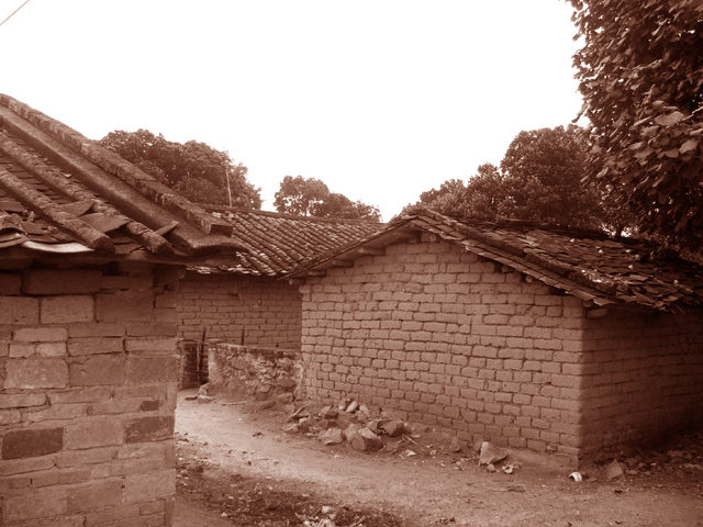 这些泥砖屋已成了农村的一大特色,有的村民说喜欢这房子,冬暖夏凉