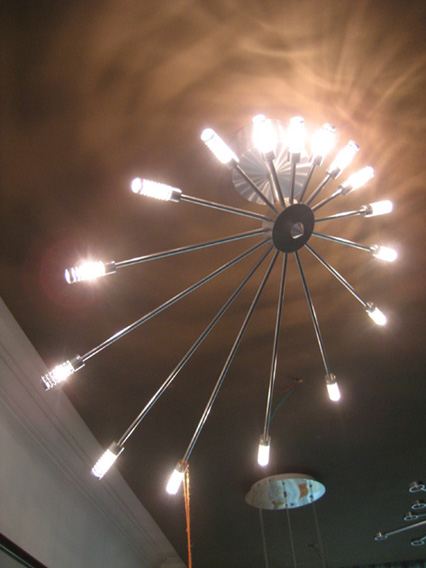 这款灯很像孔雀开屏,开起灯来很好看,但怕耗电