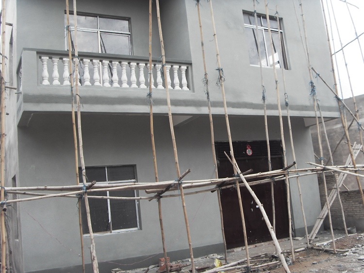 外墙喷漆又花了十天时间,已经不断有人来看房子要求租房了,希望进度