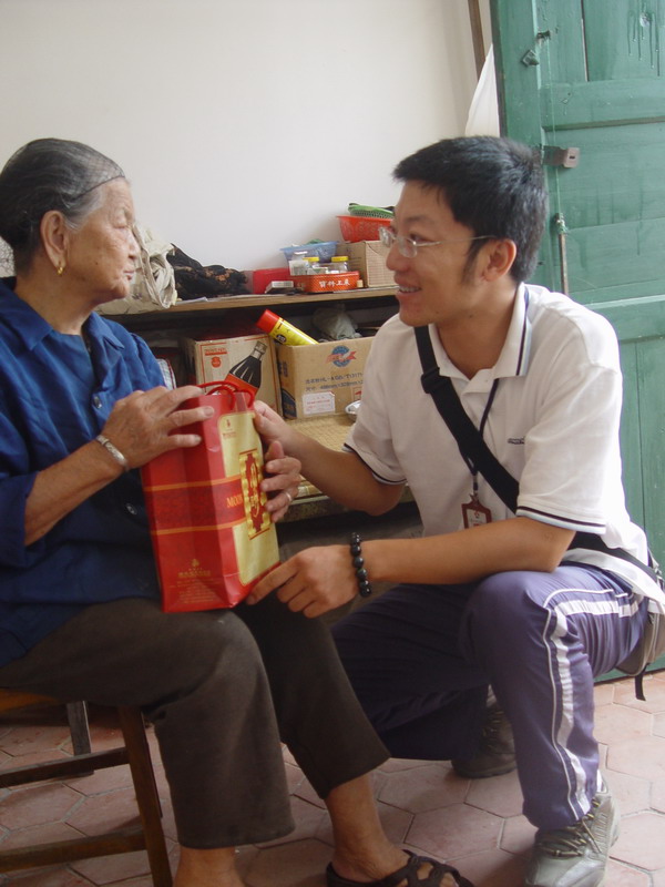 给卖兆,平新,华侨老人送月饼(兼旺旺破裤记)
