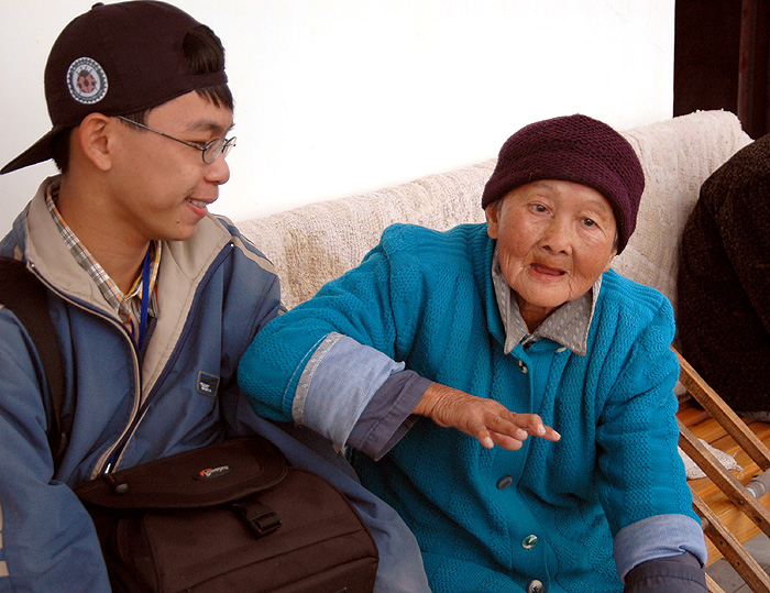 我们今天给福利院的老人和小孩拜年了