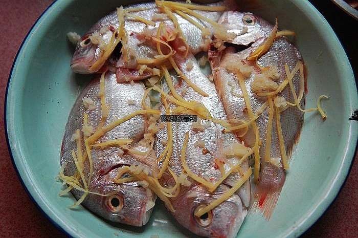 黄豆酱蒸红腊鱼.