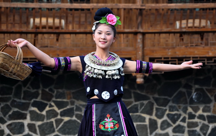 20号在贵卅有幸吃上了一餐西江千户苗寨苗家长桌宴和现打现卖糍粑.