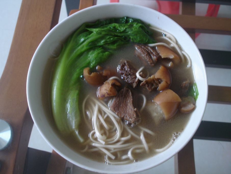 25  生菜狗肉面   (其实狗肉煮粉才好吃,但一大早的,懒得出去买粉,煮