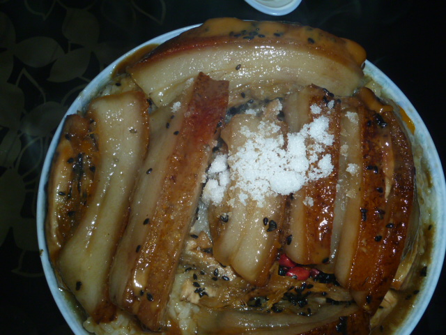 四川甜烧白(因为是甜的,所以只吃里面的个别配料—红薯,别的一概捕