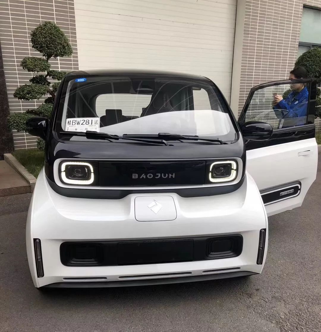 宝骏e300实车及内饰全曝光!预计售价6万,造型奇特