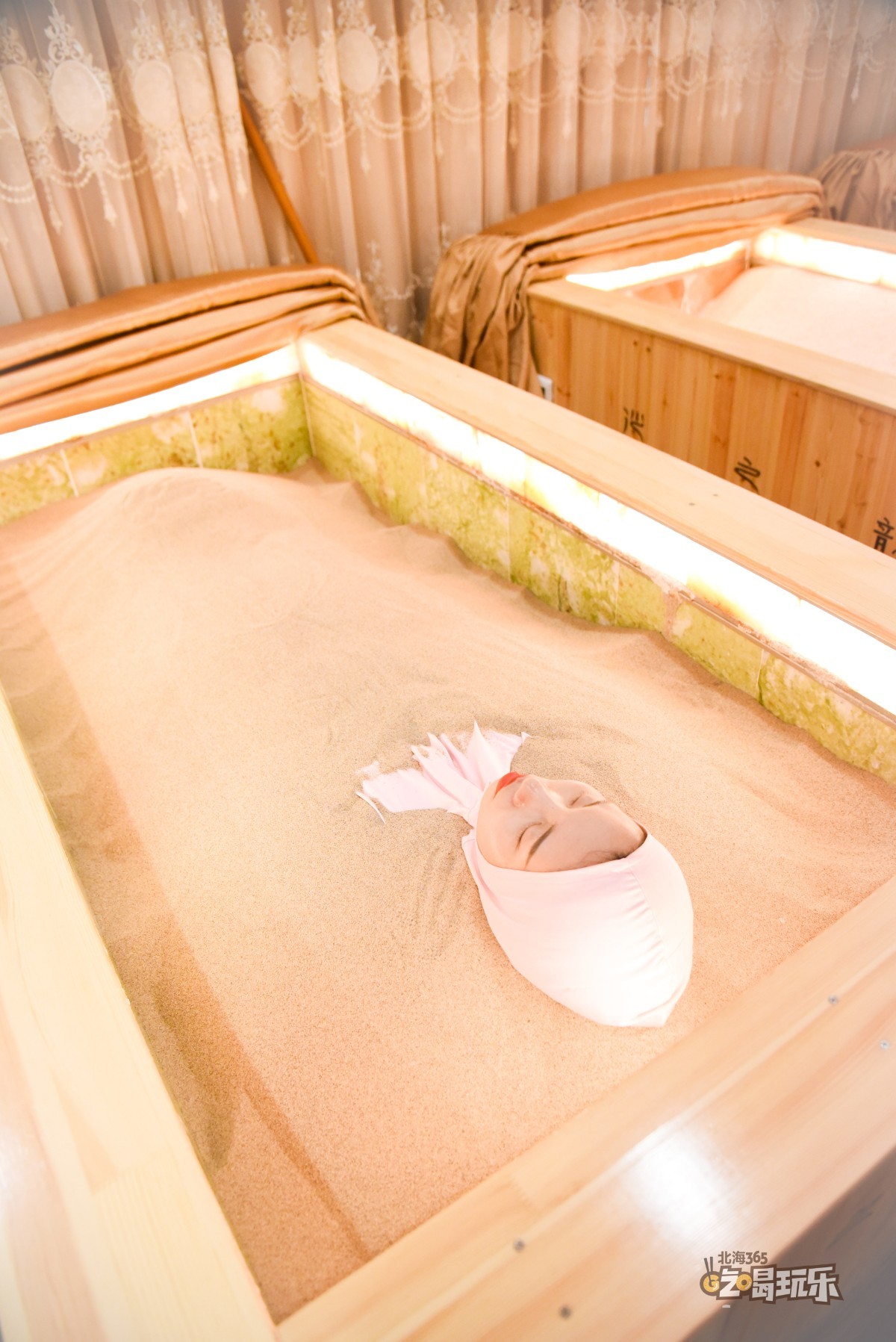 慢慢进入沙床躺下,小姐姐会细心的将头颈,手下