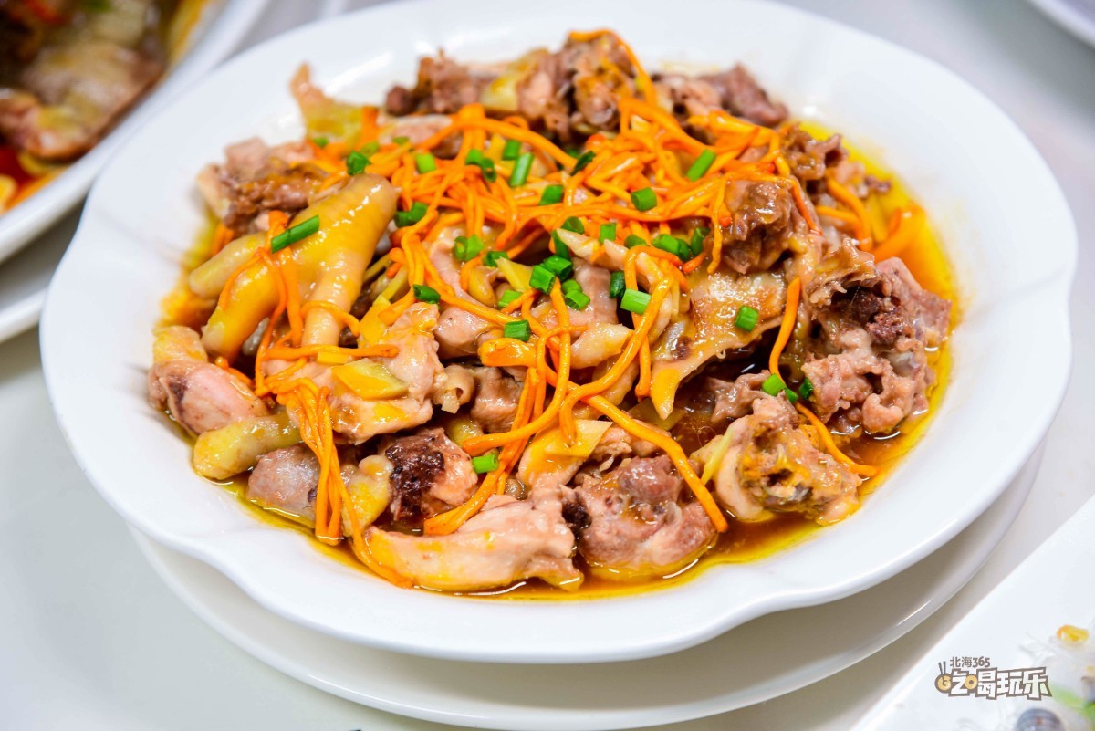 虫草花的甜味钻入了皮肉的缝隙里,鲜甜的滋味比白切鸡更清爽,更适合