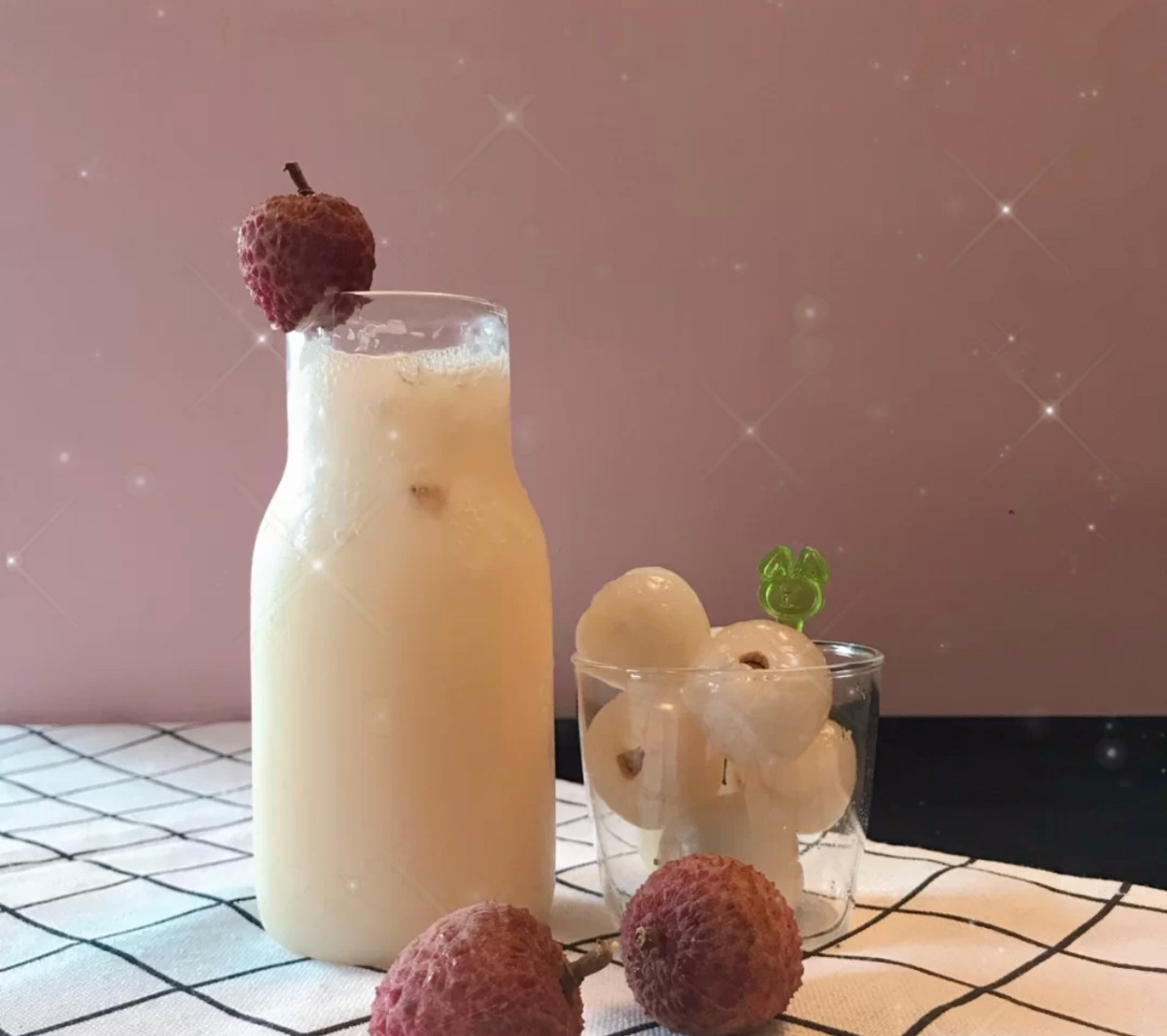 剥开4-5颗荔枝后去壳,果肉放入杯底,用勺子把荔枝肉压碎压出荔枝汁