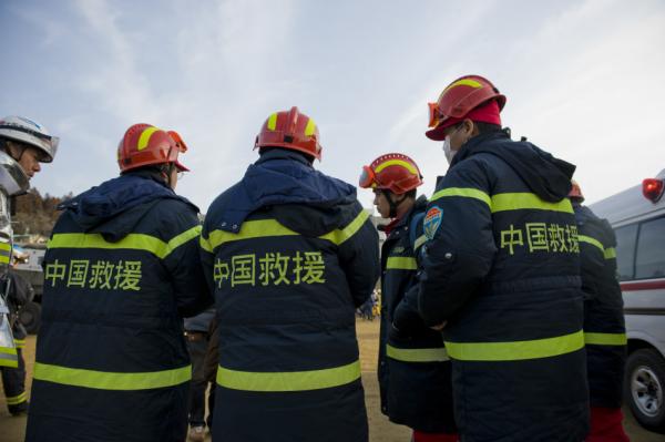 中国国际救援队一行15人奔赴日本地震灾区(撇去仇恨,这是对数条生命的