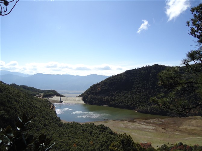 沿着崎岖的路继续走,告别了玉龙水库,回头来张全景,不知道若干年后是