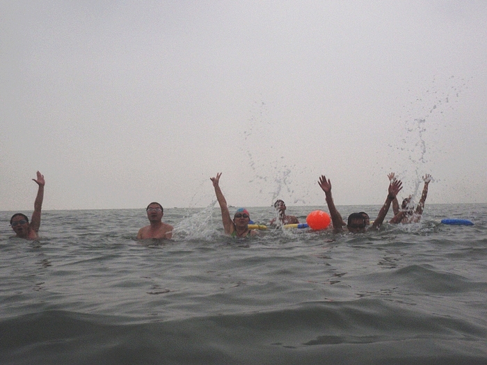 北海上海滩游泳队昨天傍晚在上海滩漂游