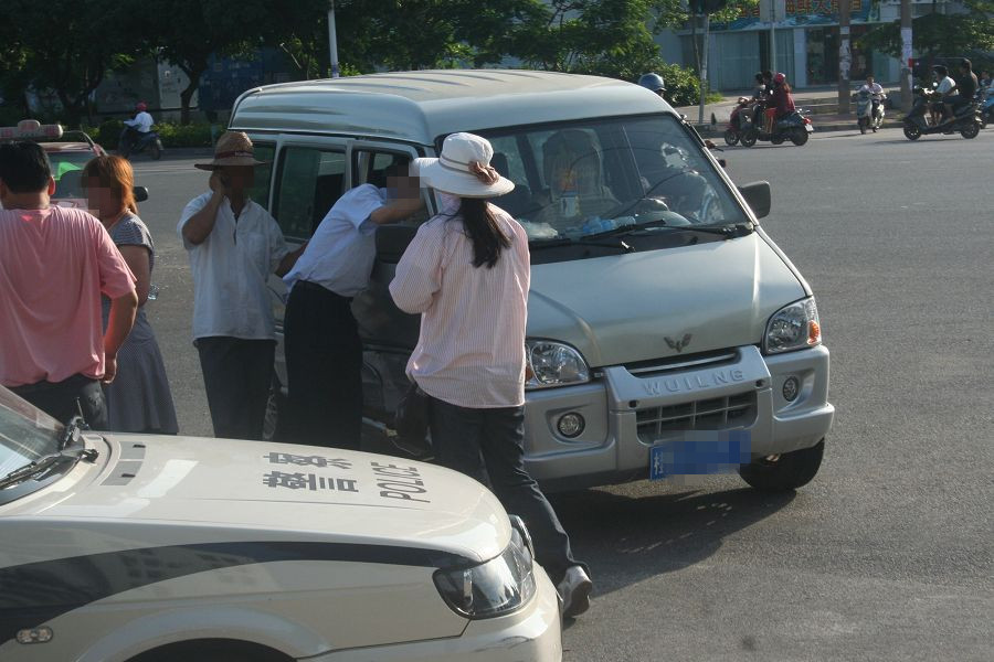 今天早上四川南路和重慶路交界處出租車和柳微麵包車強烈相撞雙方車主