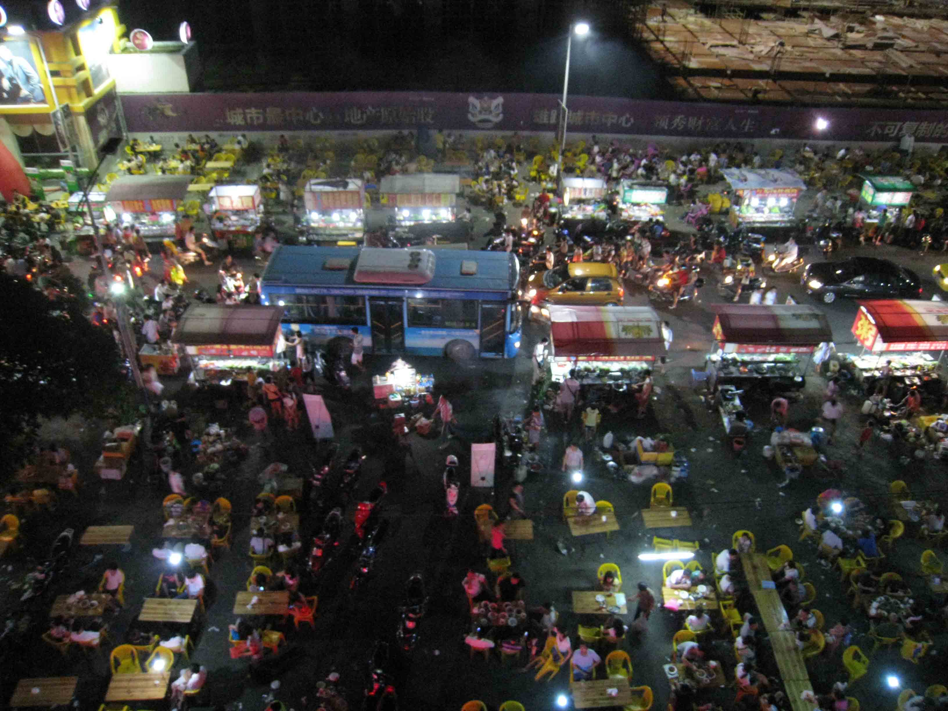 长青路夜市占道经营摊点,交通严重拥堵(图)-北海时事开讲-北海365网