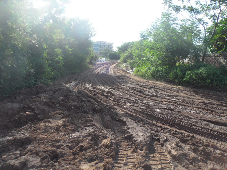 我辗转7个相关部门,都扶不起火车站后的烂泥路(算是北海最烂的路了
