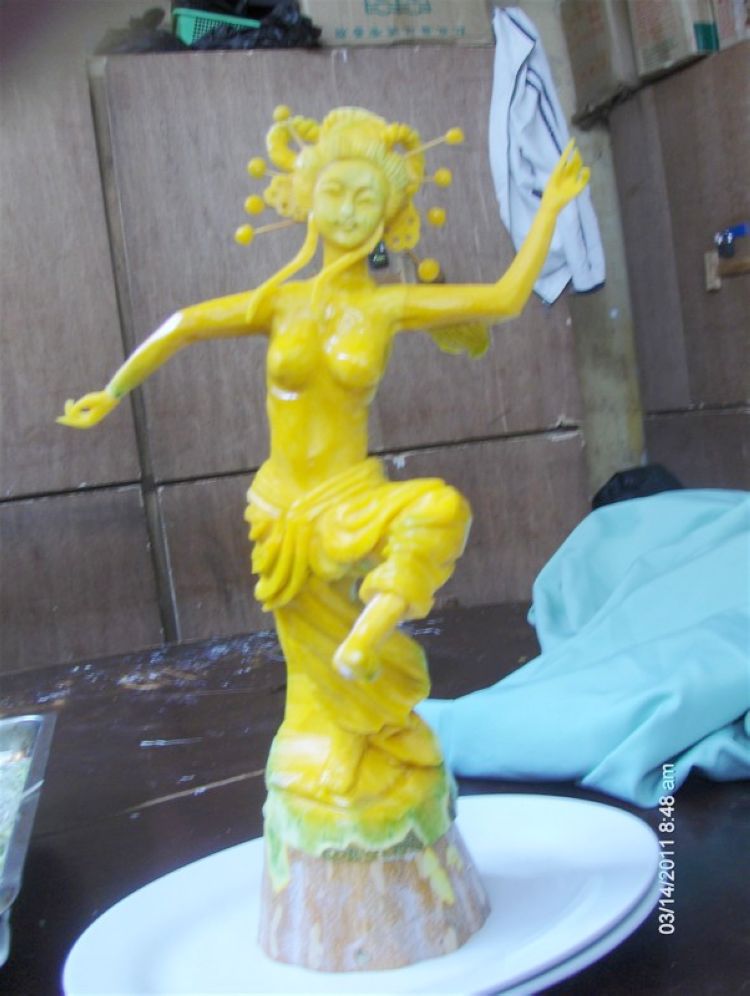 朋友是果蔬雕刻师傅,经常出四星级酒店做雕刻,成品可真是鬼斧神工呀!