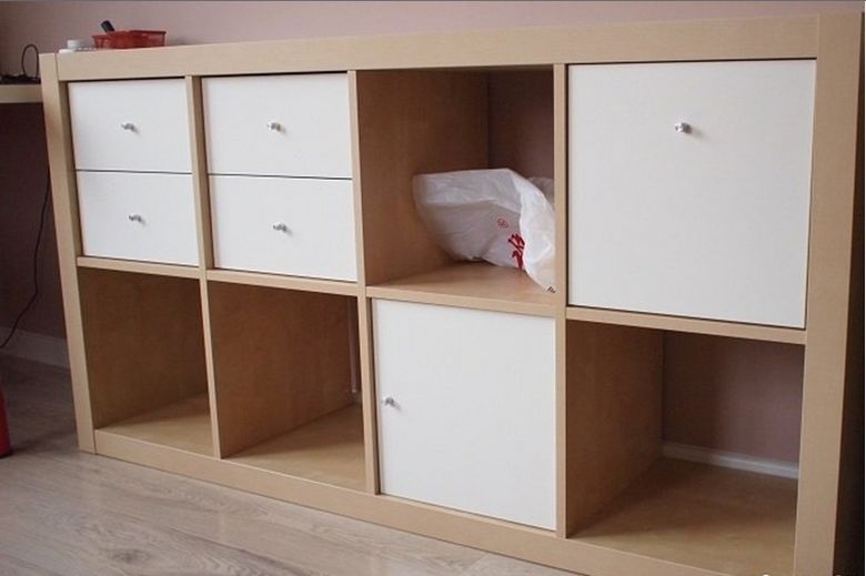 宜家的八格书柜,我把它放倒,就变成了电视柜.可以随便更改格局哦!