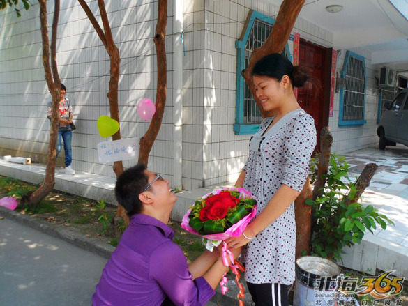 不懂得浪漫的爷拿着黄金戒手捧9朵玫瑰单膝下跪向我求婚,把我雷到了