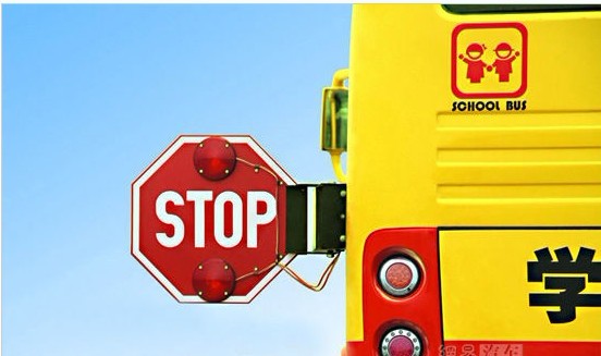 "stop"警示牌起到了与交通信号灯相同的功能.