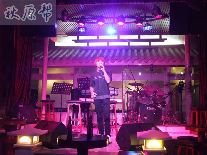 秋原帮歌手李星正式入驻成都《莲花府邸》酒吧驻唱,成"北海起步,成都