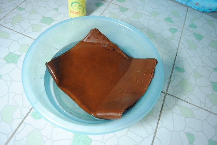 先用清水泡牛皮,大概20来分钟吧,同时要消毒