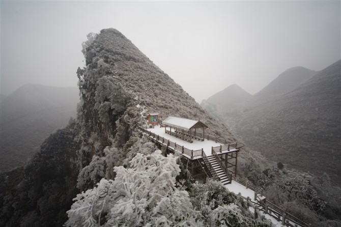 乐业大石围天坑的首场雪