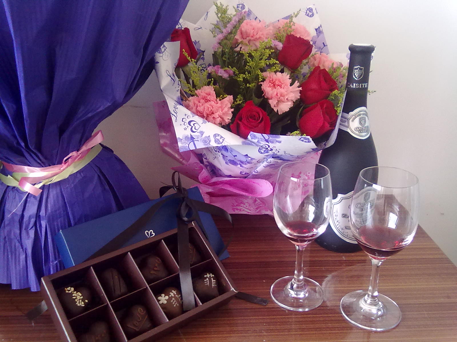 情人节礼不在贵在于心晒晒你送给对方的礼物吧钱包鲜花香蕉等