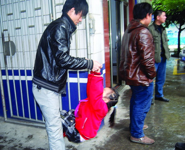 一名6岁(注:南国早报报道的是8岁,可能是有误)留守女童在放学回家途中