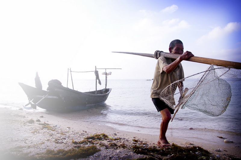 好不容易注册上,发几张最近拍摄的涠洲岛上拍摄的老渔民照片,与朋友