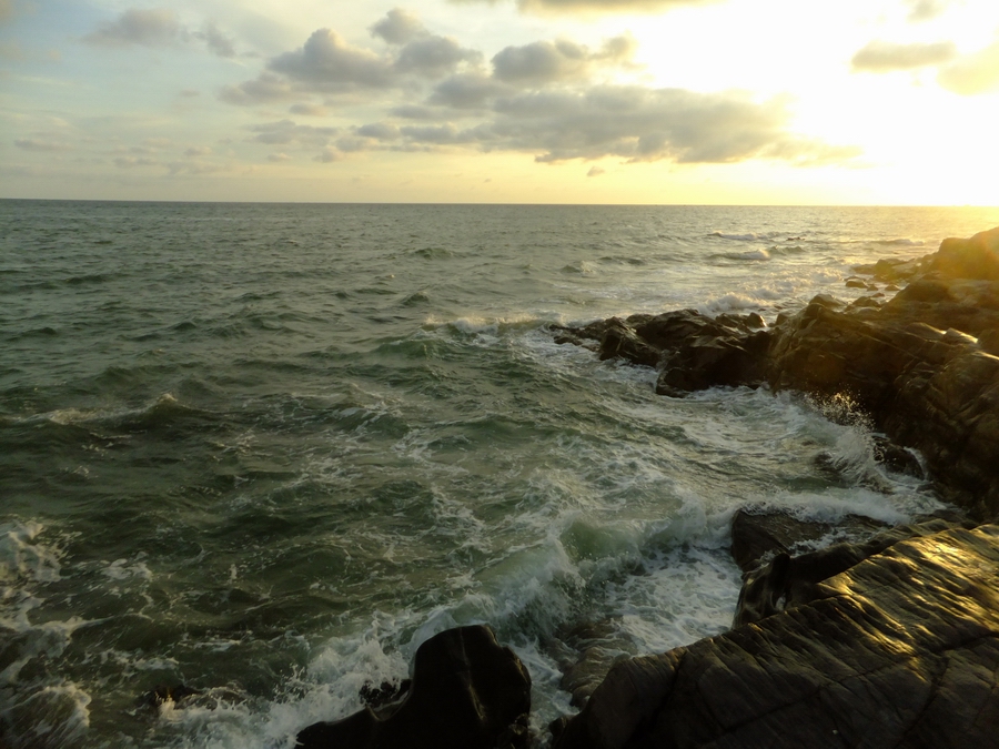 实拍涨潮时的南万海景