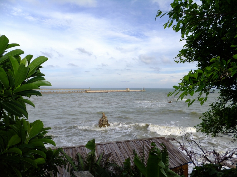 实拍涨潮时的南万海景