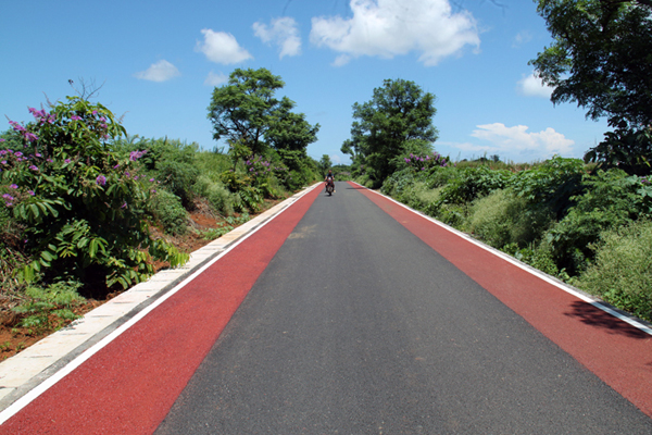 潿洲島彩色公路即將建成通車