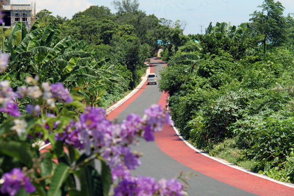 潿洲島彩色公路即將建成通車