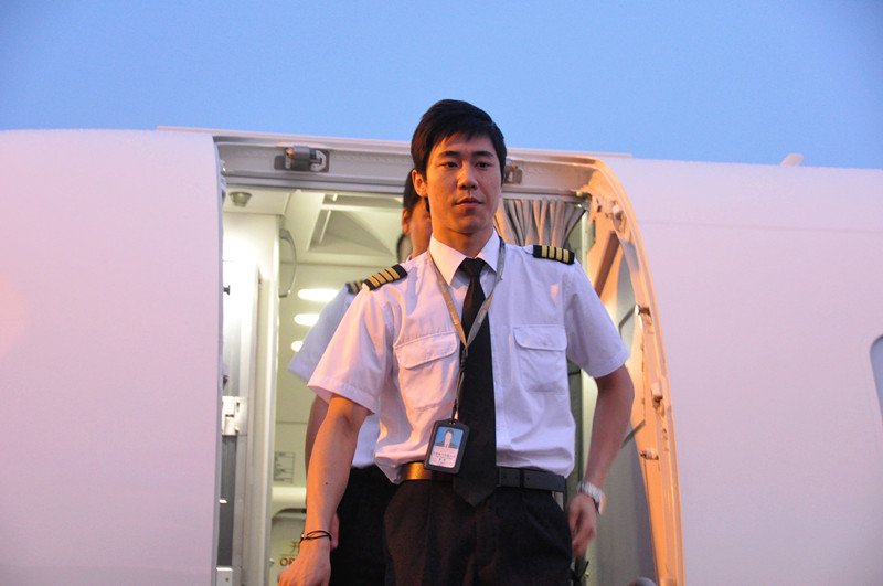 该航班的机长,两肩上各四道杆.