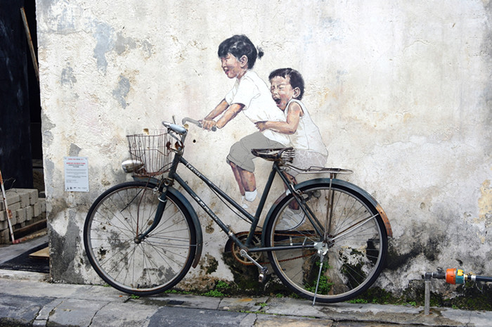 这两姐弟 自行车的墙绘,已成为了这里的经典