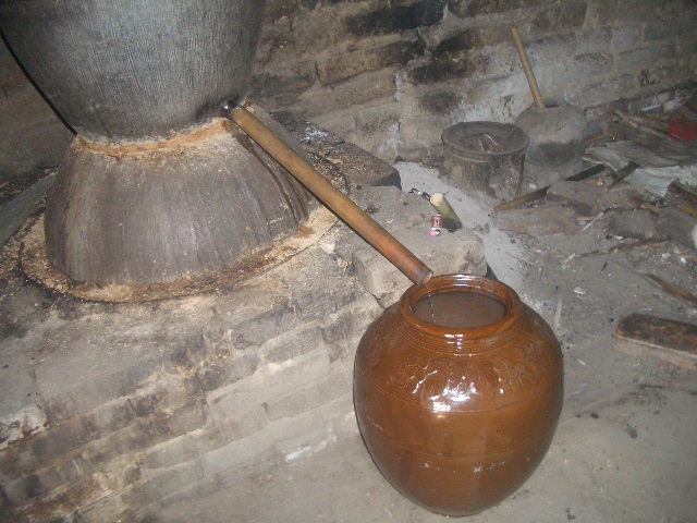 发酵15天后就可以入锅蒸酒然后充分搅拌后,倒入石缸中,发酵,把碾碎的