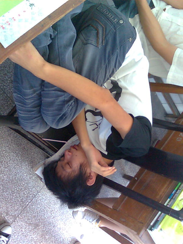 上课睡觉的屌丝孩纸们,老师们伤不起啊!