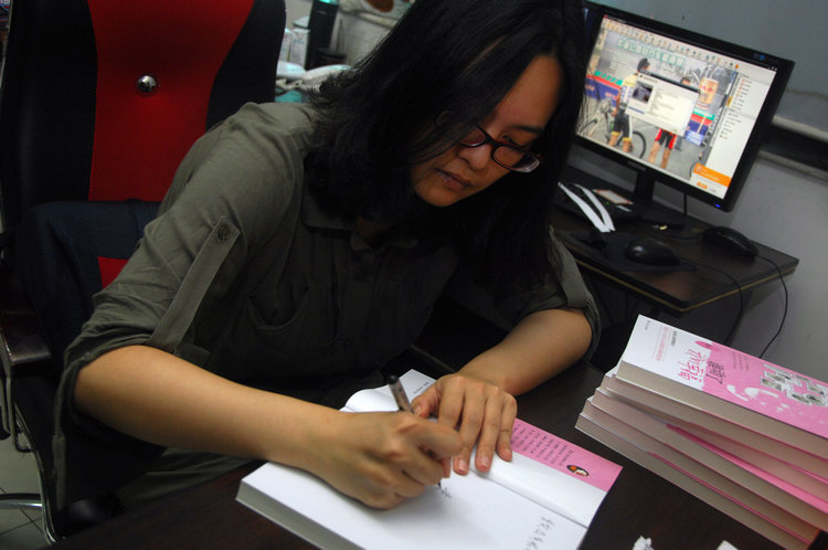 访谈】北海80后女作家劳婧华做客北海365网,与网友分享她的写作历程