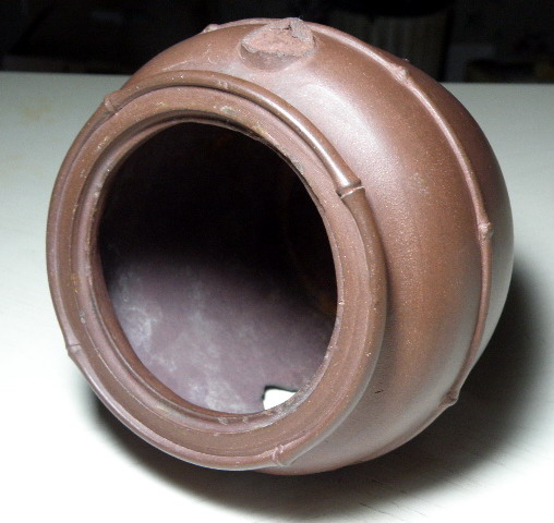 早期紫泥在足温的窑烧下;'铁质非常明显;现在仿品已经出现了后加