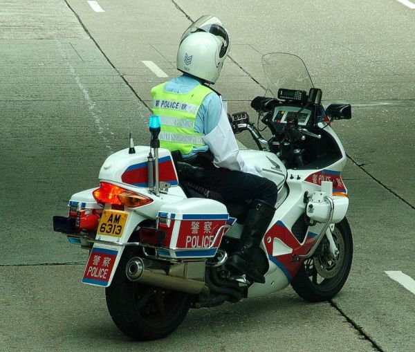 是喂,我看tvb人家香港的交警都是戴哈雷头盔的