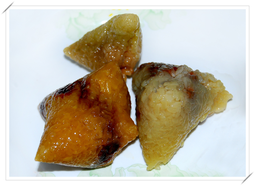 剥开叶子粽子,碱水放的分量不一样,粽子的颜色不一样.