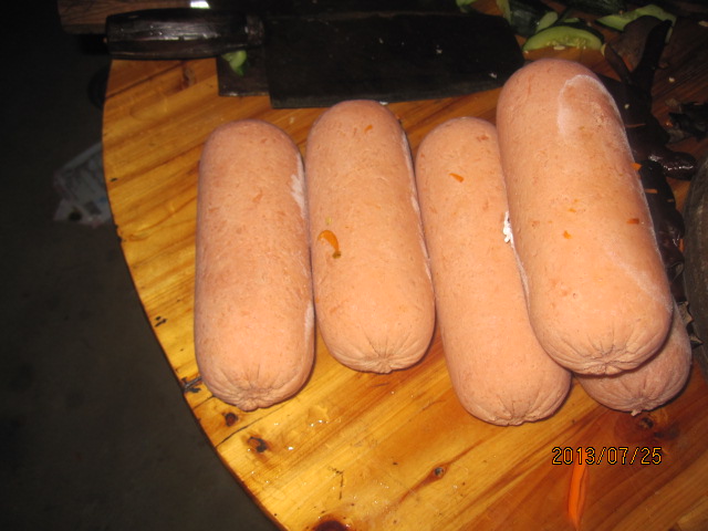 义工们制作的各种荤菜菜肴,也有晕菜之名;火腿肠.,螺蛳,子排