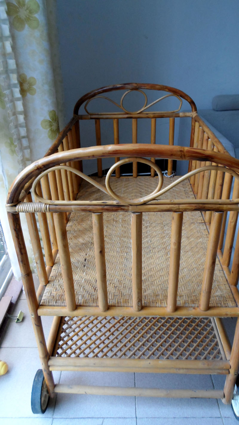 藤制婴儿床,160元