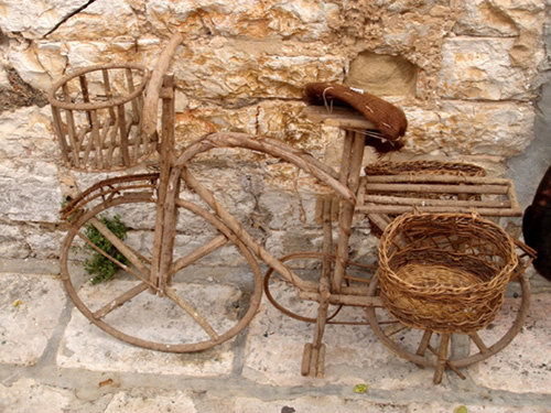 我们村用木头做的自行车,可别小看它,能骑还很结实呢 undefined