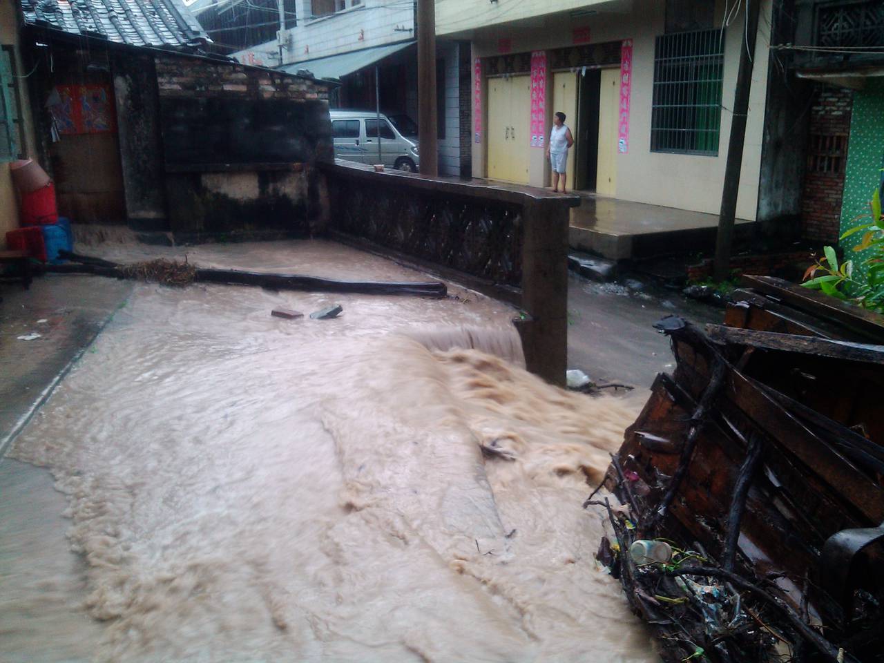 北海市铁山港区兴港镇石头埠挖白泥害民房被淹
