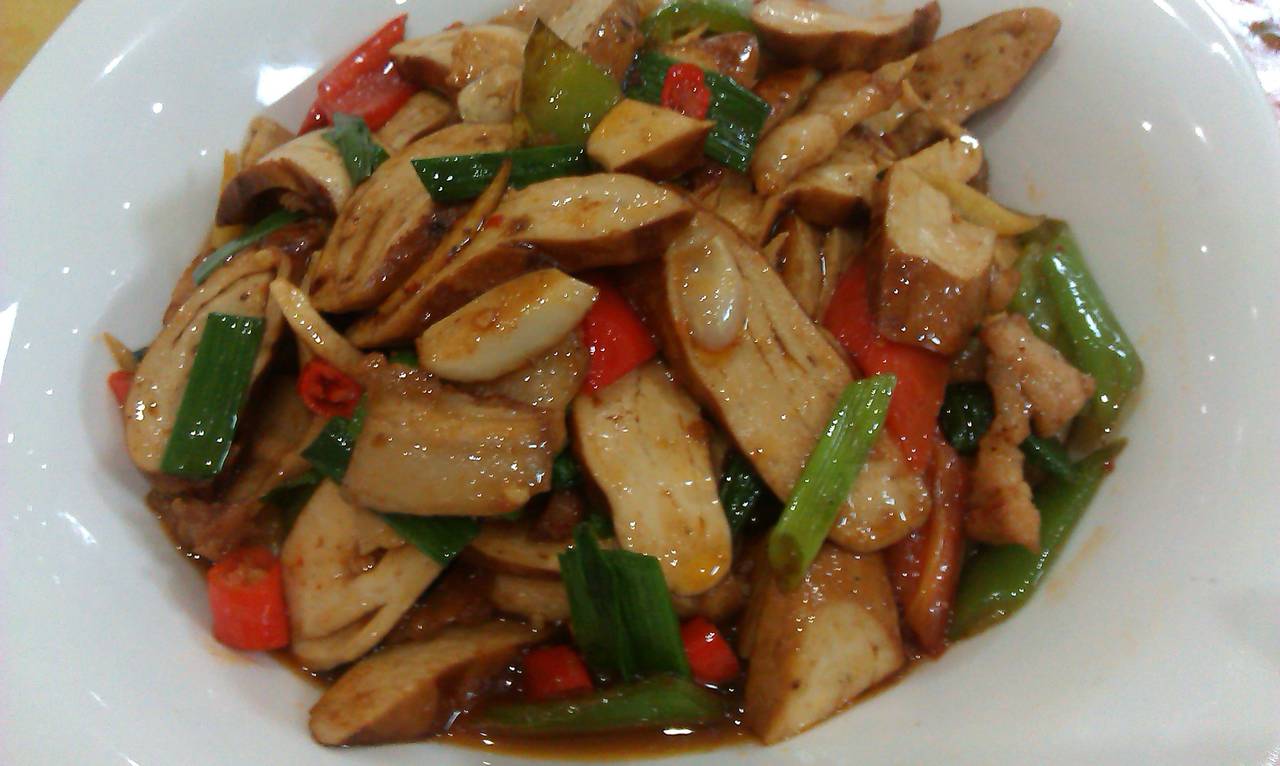这道菜像是爆炒五花肉溜 豆腐卷,豆腐j 很滑嫩,味道赞一个o(∩_∩)o