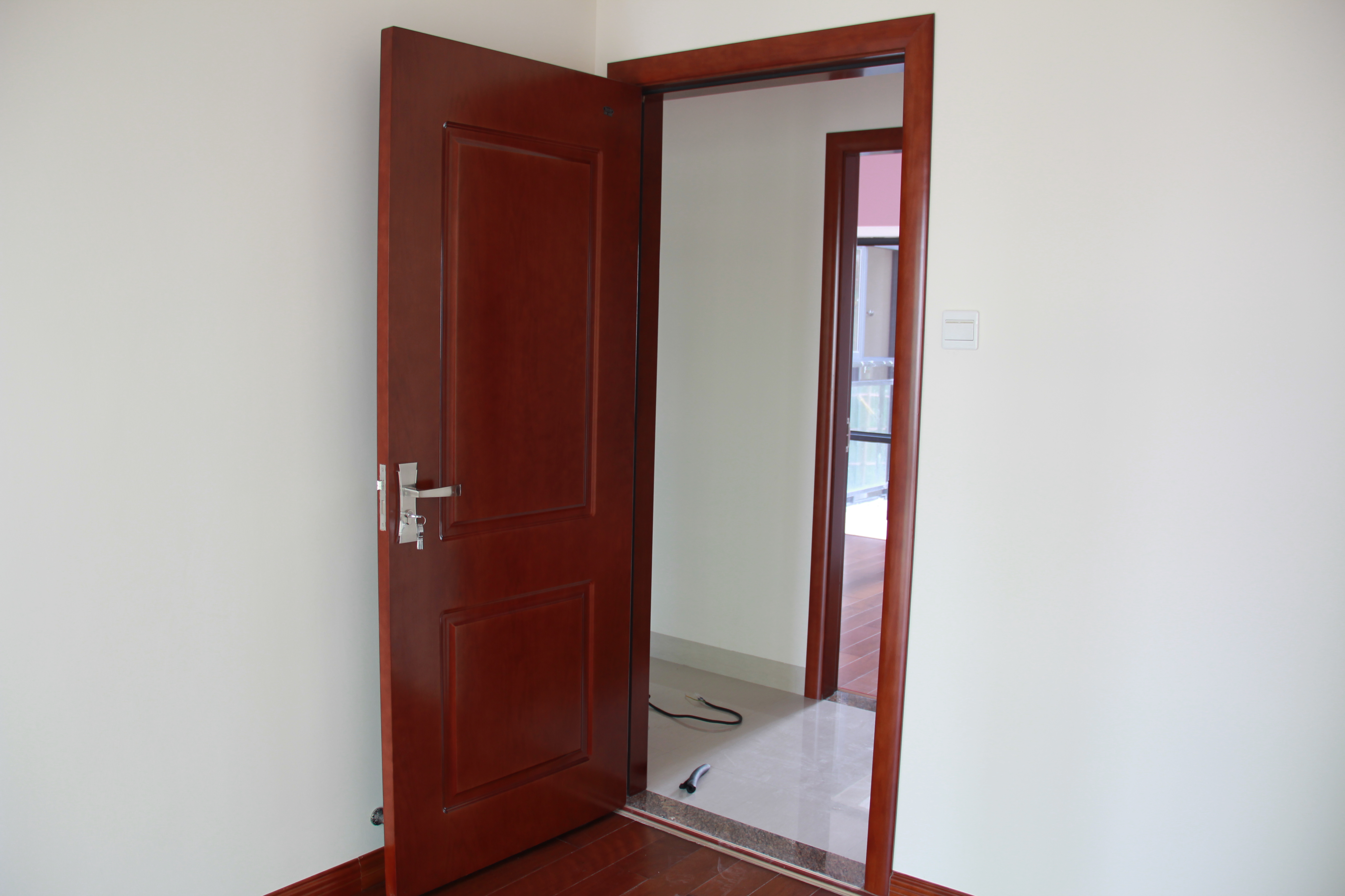 木门装上木地板铺好之后,效果还不错.