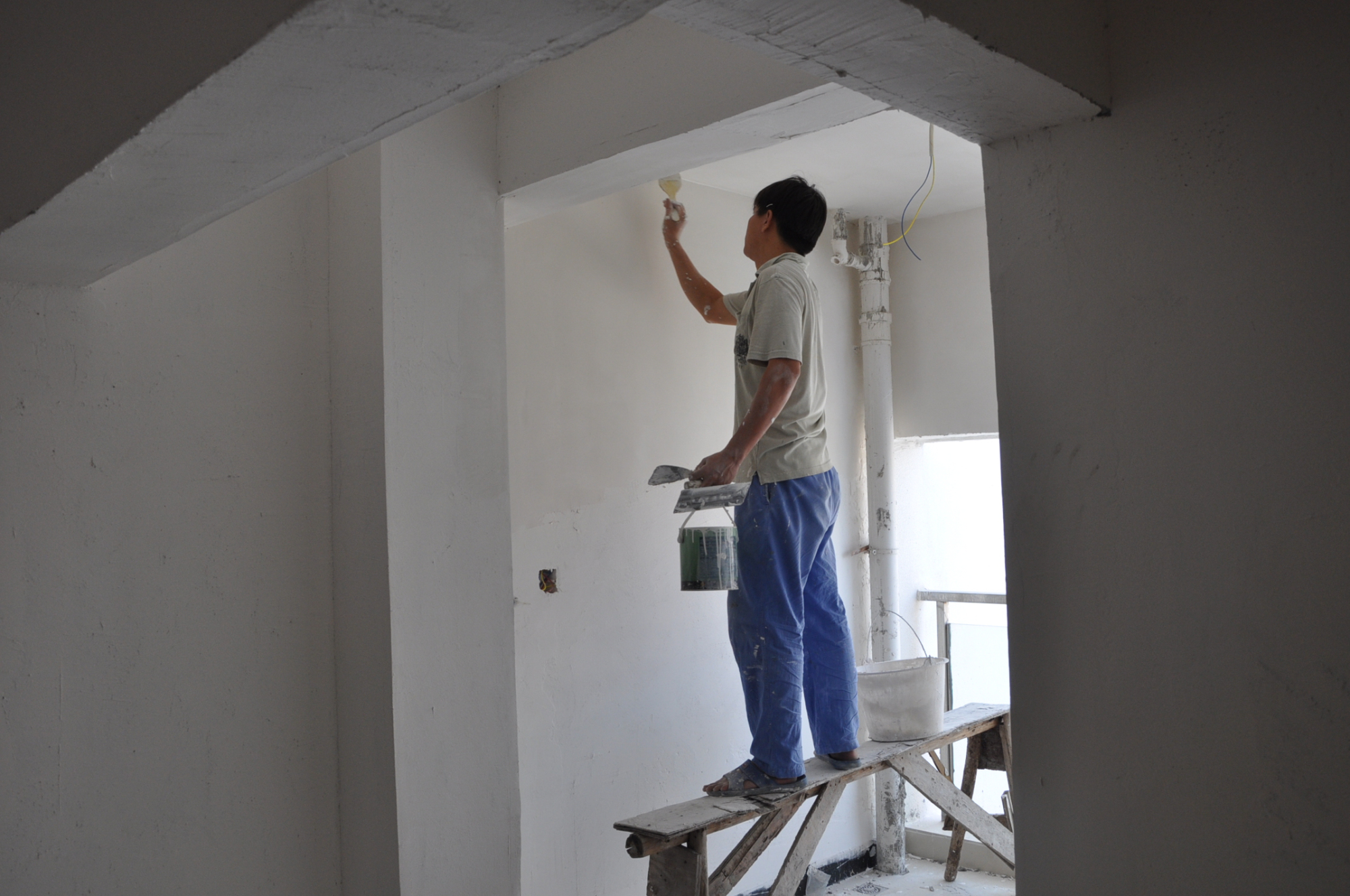 &nbsp;&nbsp; 工人在刮腻子