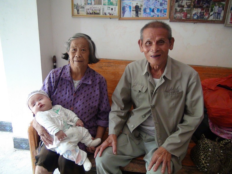 (三个月大的阿涞哥于2013年国庆与其曾祖父母合影)