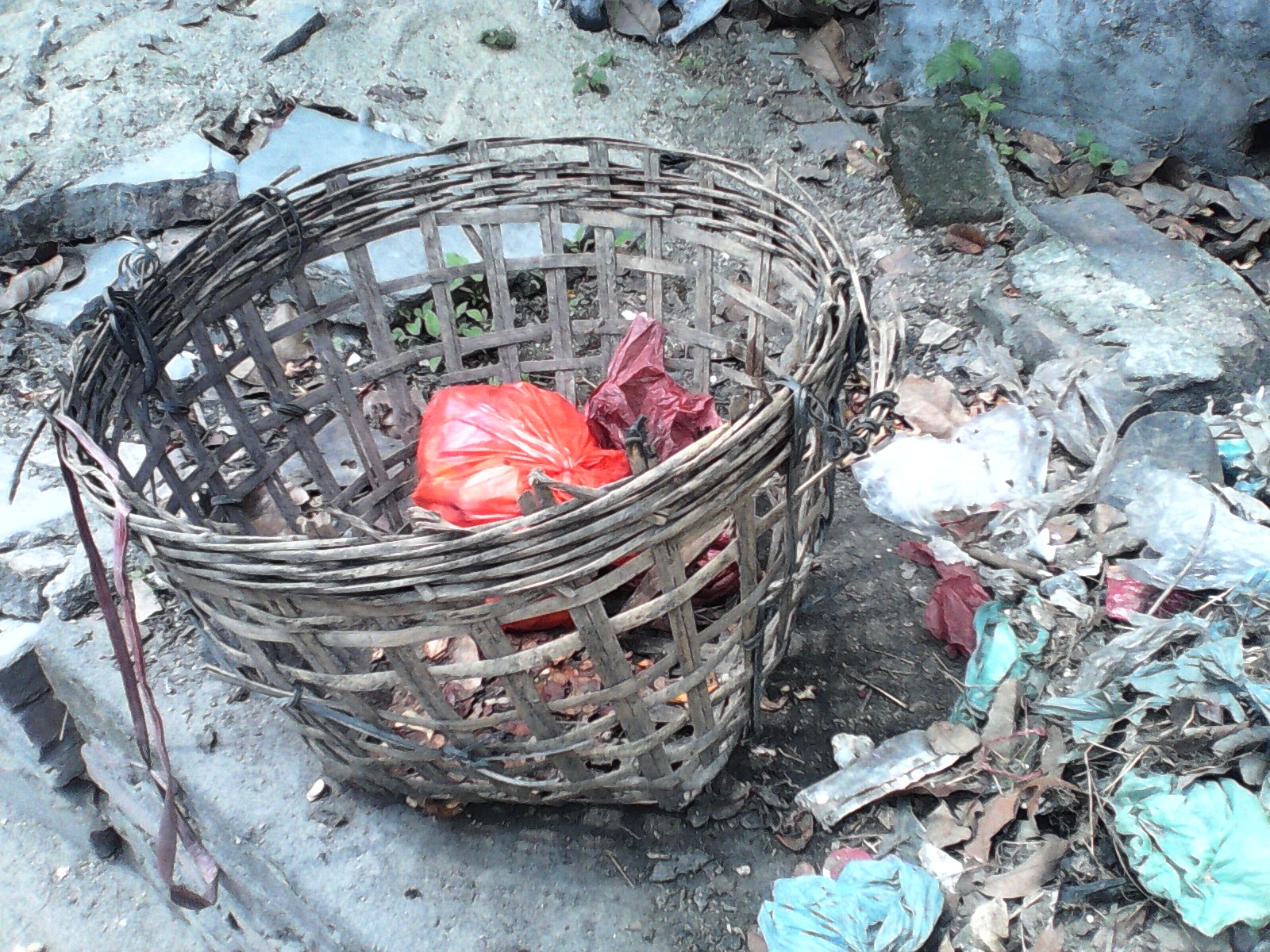 高德一街家门前如此收垃圾到底是哪个部门管理的14楼北海环卫处回应